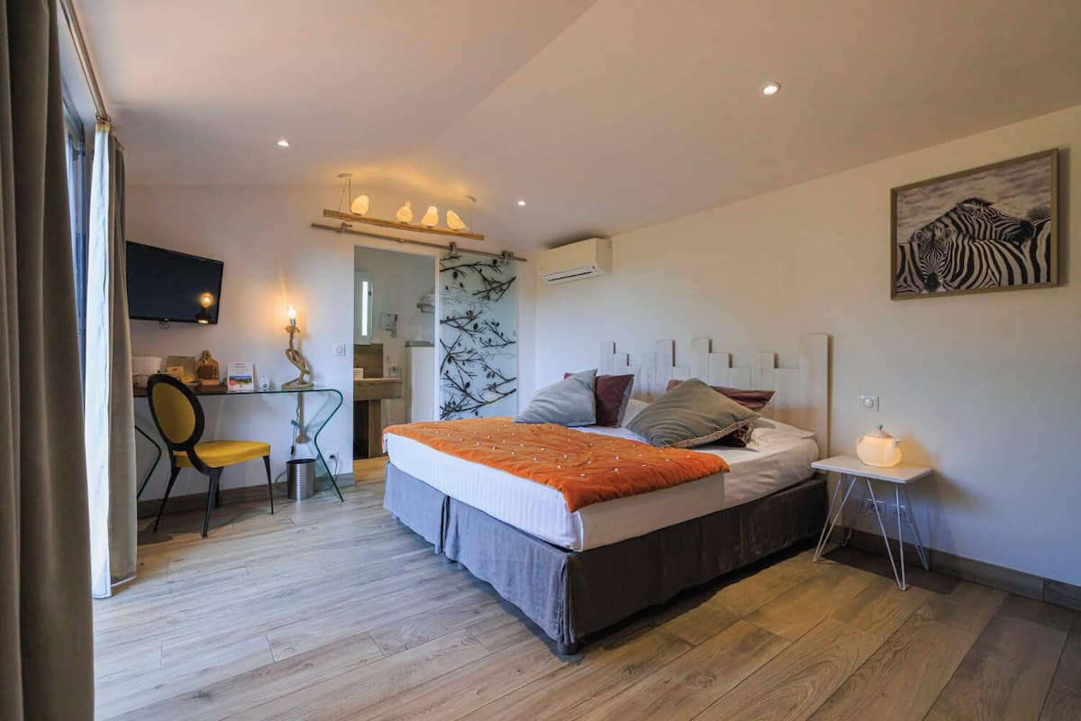 Ropa de cama de alta calidad, colchones Select Comfort y minibar