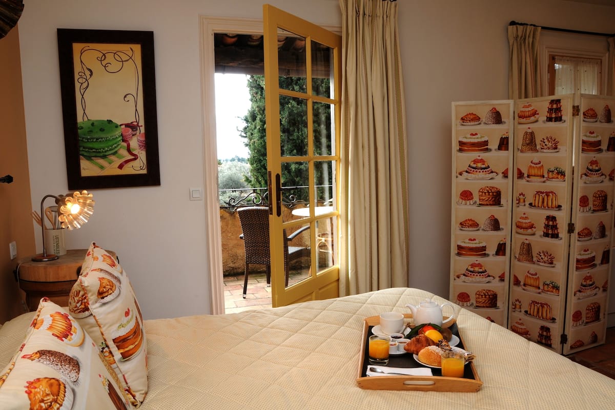 Ropa de cama de alta calidad, colchones Select Comfort y minibar
