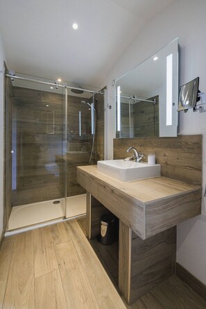 Panoramic Double Room, Terrace | Bathroom | Free toiletries, hair dryer, slippers, towels - Hotel du Clos (Le Rouret)