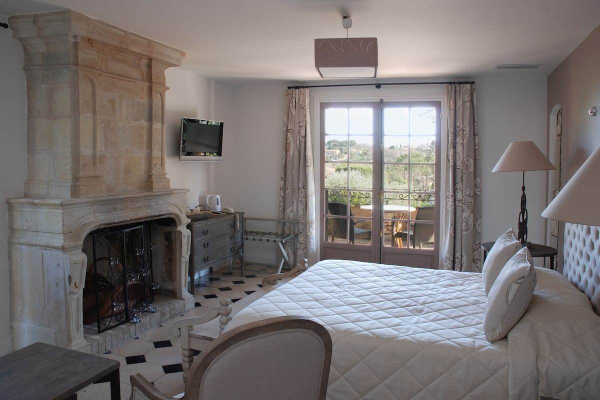 Ropa de cama de alta calidad, colchones Select Comfort y minibar