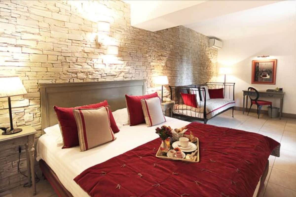 Ropa de cama de alta calidad, colchones Select Comfort y minibar