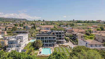 Surrounded by lush greenery, this hotel offers a rooftop terrace and a swimming pool.