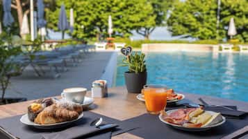 Sudah termasuk sarapan prasmanan setiap hari
