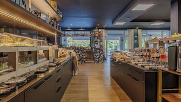 Sudah termasuk sarapan prasmanan setiap hari