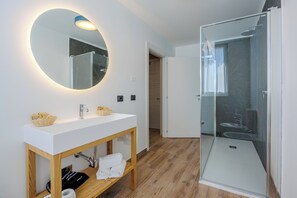 Habitación superior, 2 habitaciones | Baño | Ducha, artículos de higiene personal gratuitos, secador de pelo y bidé