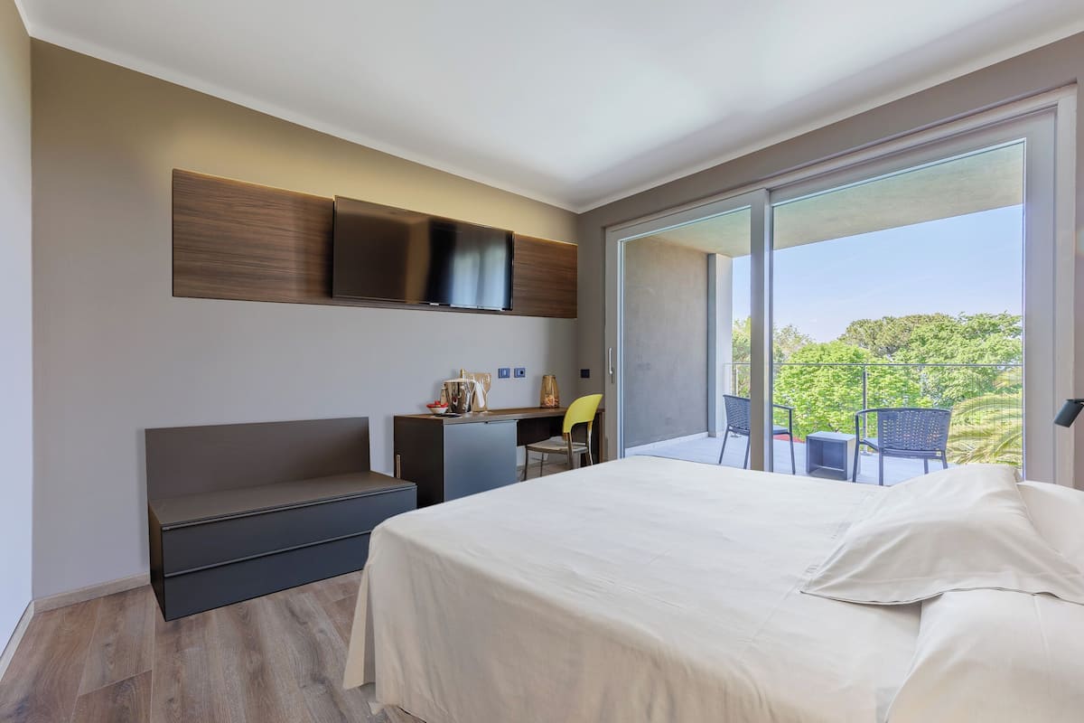 1 slaapkamer, een minibar, een kluis op de kamer, een bureau
