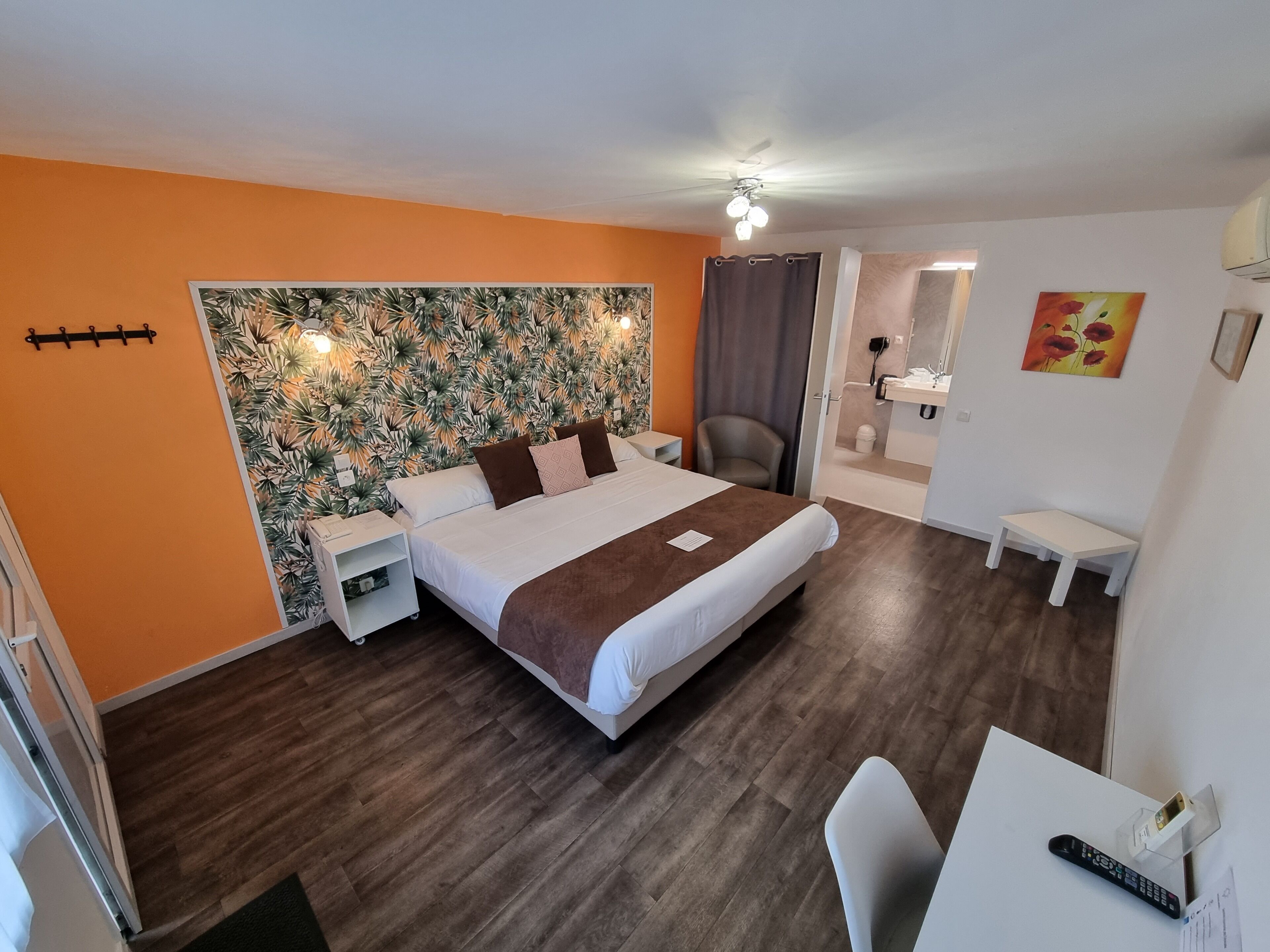 standard double room | desk, soundproofing, free wifi, bed sheets