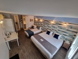 Dusche, kostenlose Toilettenartikel, Haartrockner, Handtücher