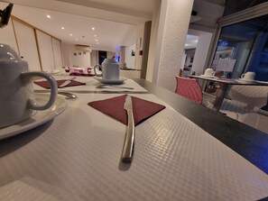 每日供应自助式早餐（每人 EUR 9.5）