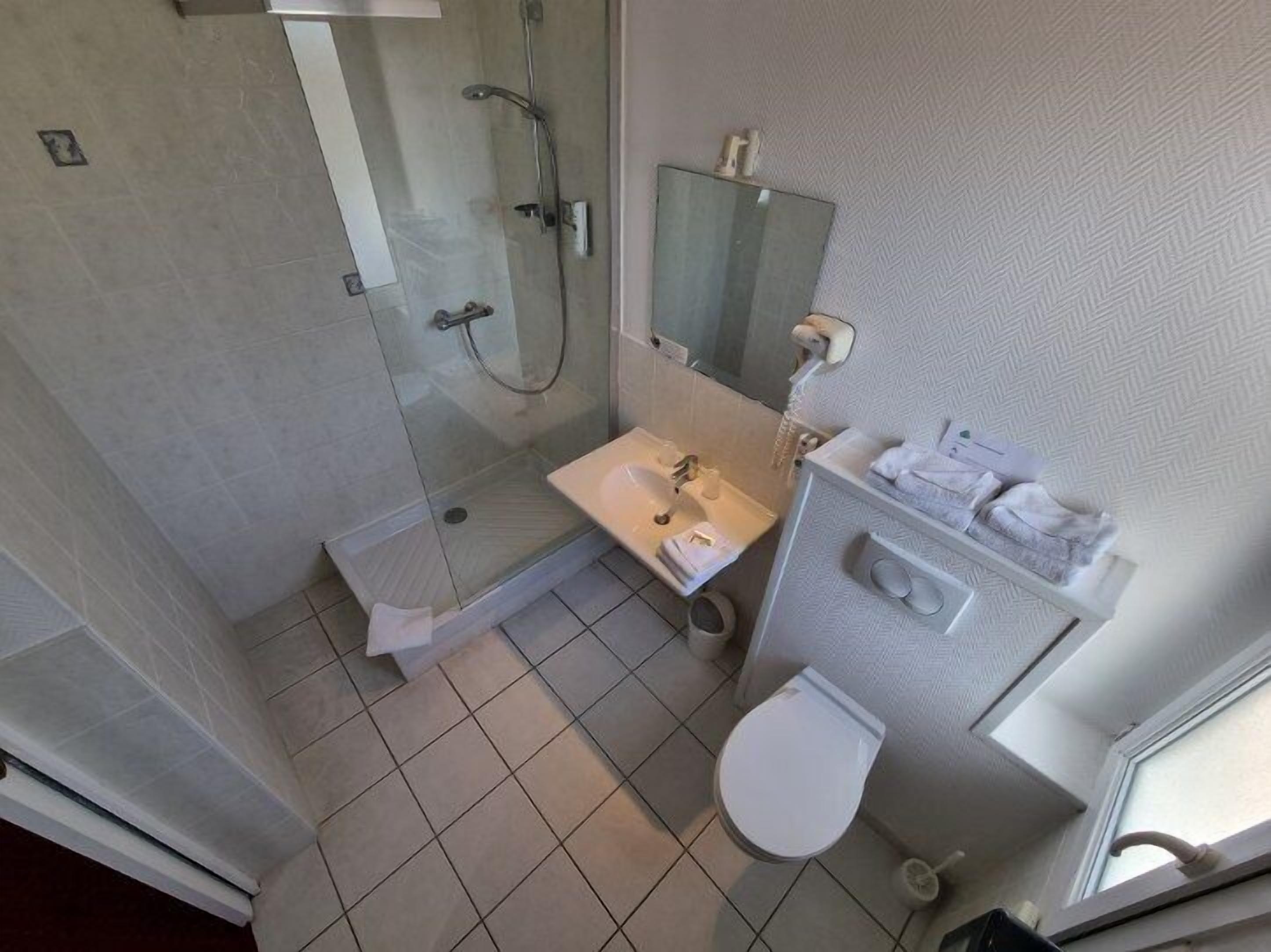 economy double room | desk, soundproofing, free wifi, bed sheets