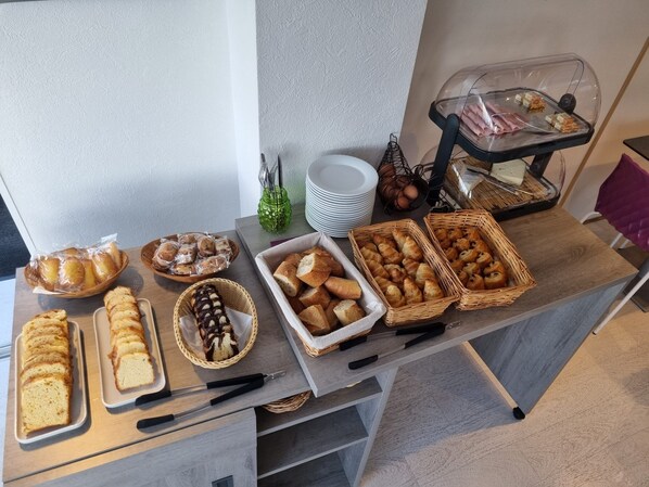 Tägliches Frühstücksbuffet (9.5 EUR pro Person)