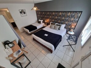 Desk, soundproofing, free WiFi, bed sheets