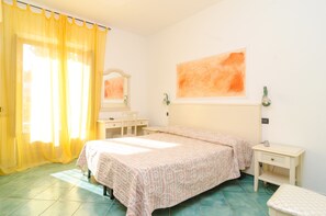 Kahden hengen standard-huone | Tallelokero huoneessa, työpöytä