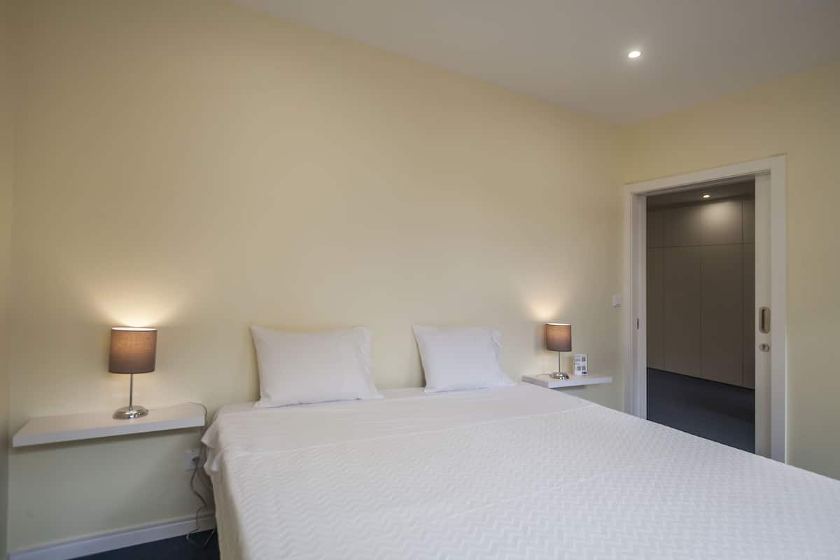 standard studio suite | 1 bedroom, in-room safe, desk, laptop workspace