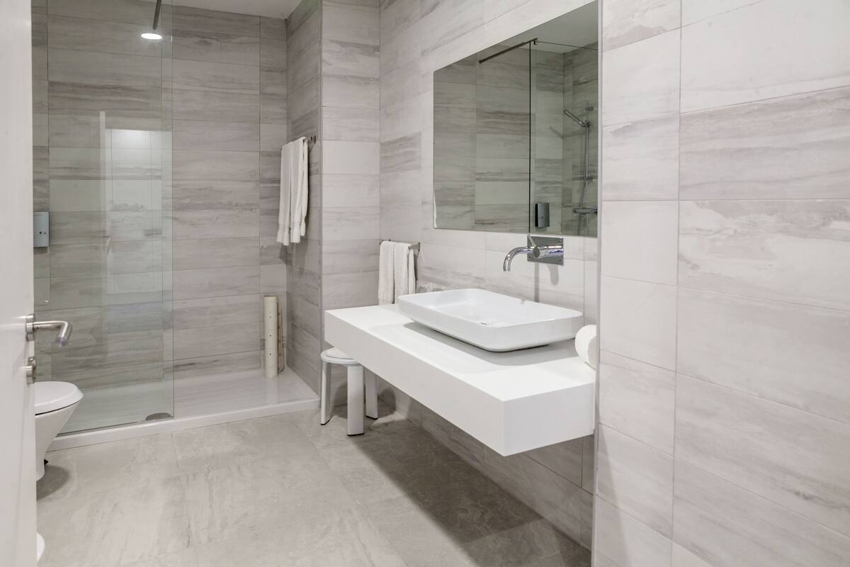 standard studio suite | bathroom | free toiletries, bidet, towels, soap