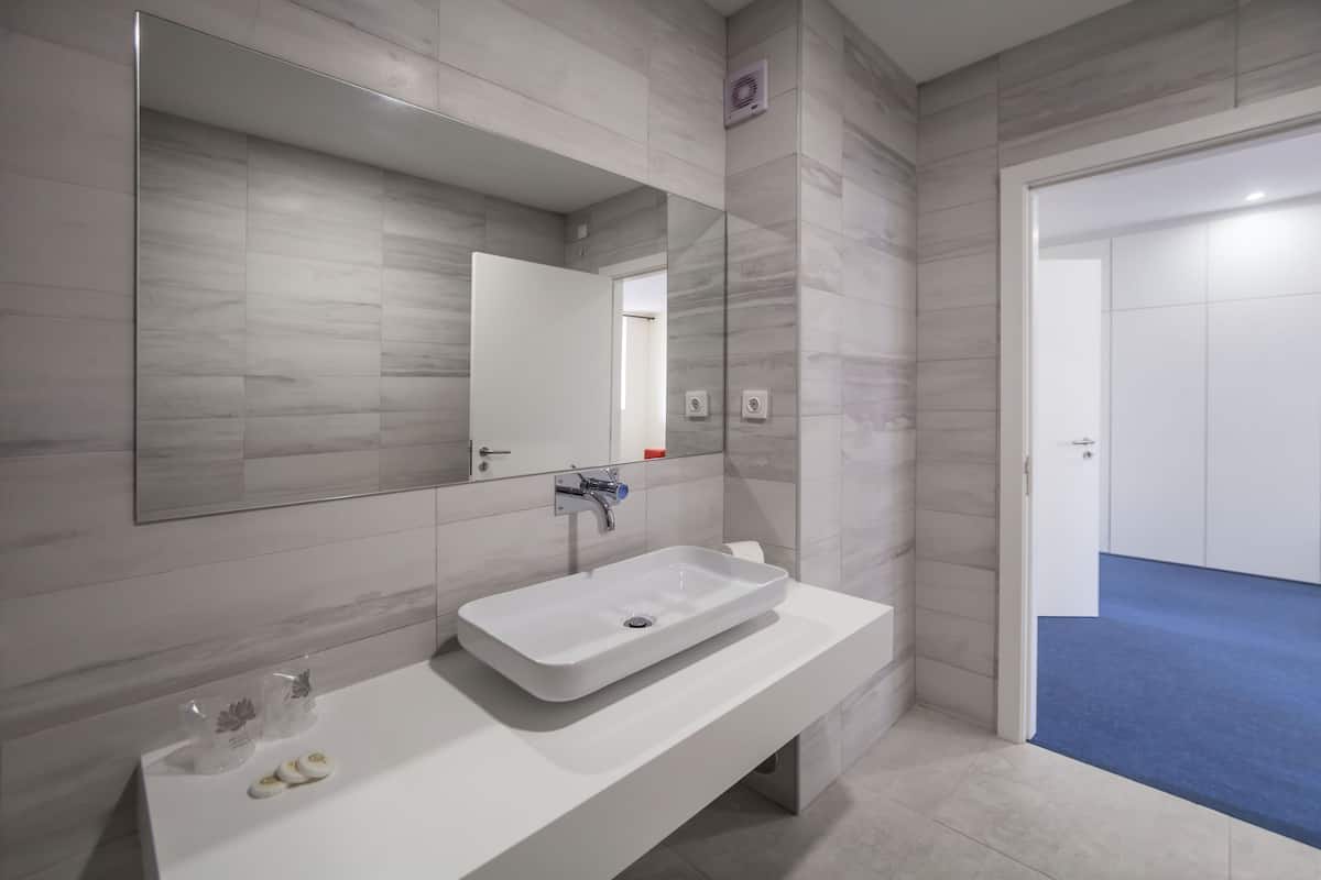 standard studio suite | bathroom | free toiletries, bidet, towels, soap