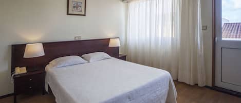 Habitació doble estàndard | Caixa forta a l'habitació i escriptori