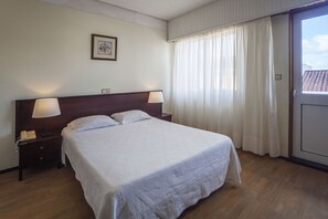 标准双人房 | 客房内保险箱、办公桌、笔记本电脑工作区、遮光窗帘