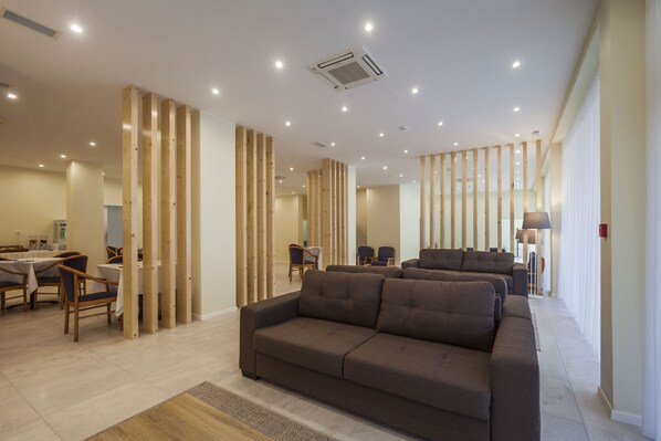 Coin salon dans le hall