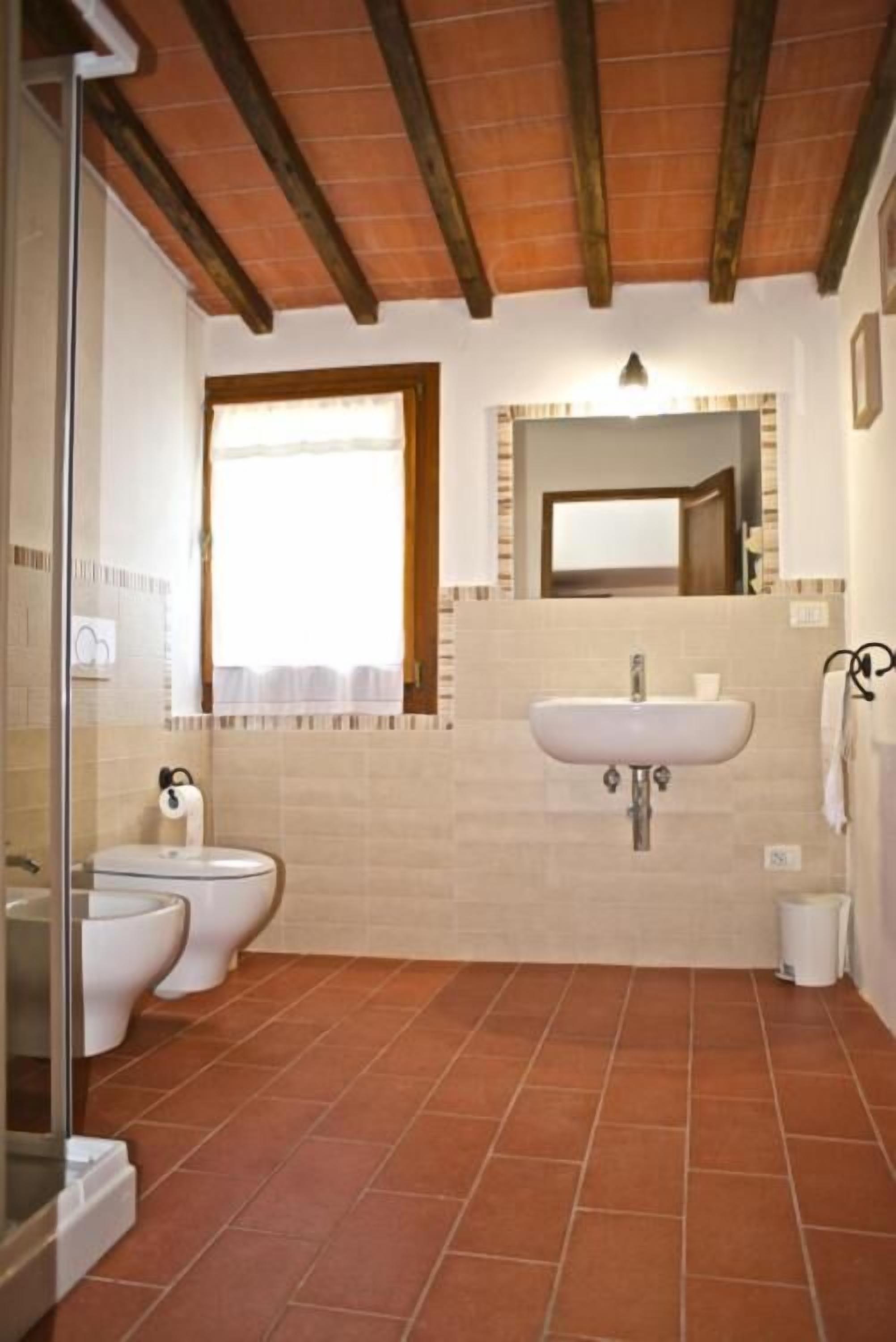 Shower, rainfall showerhead, free toiletries, hair dryer