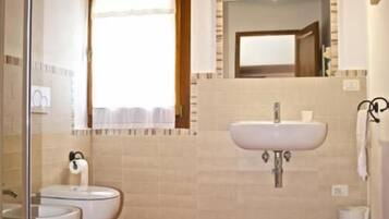 Shower, rainfall showerhead, free toiletries, hair dryer