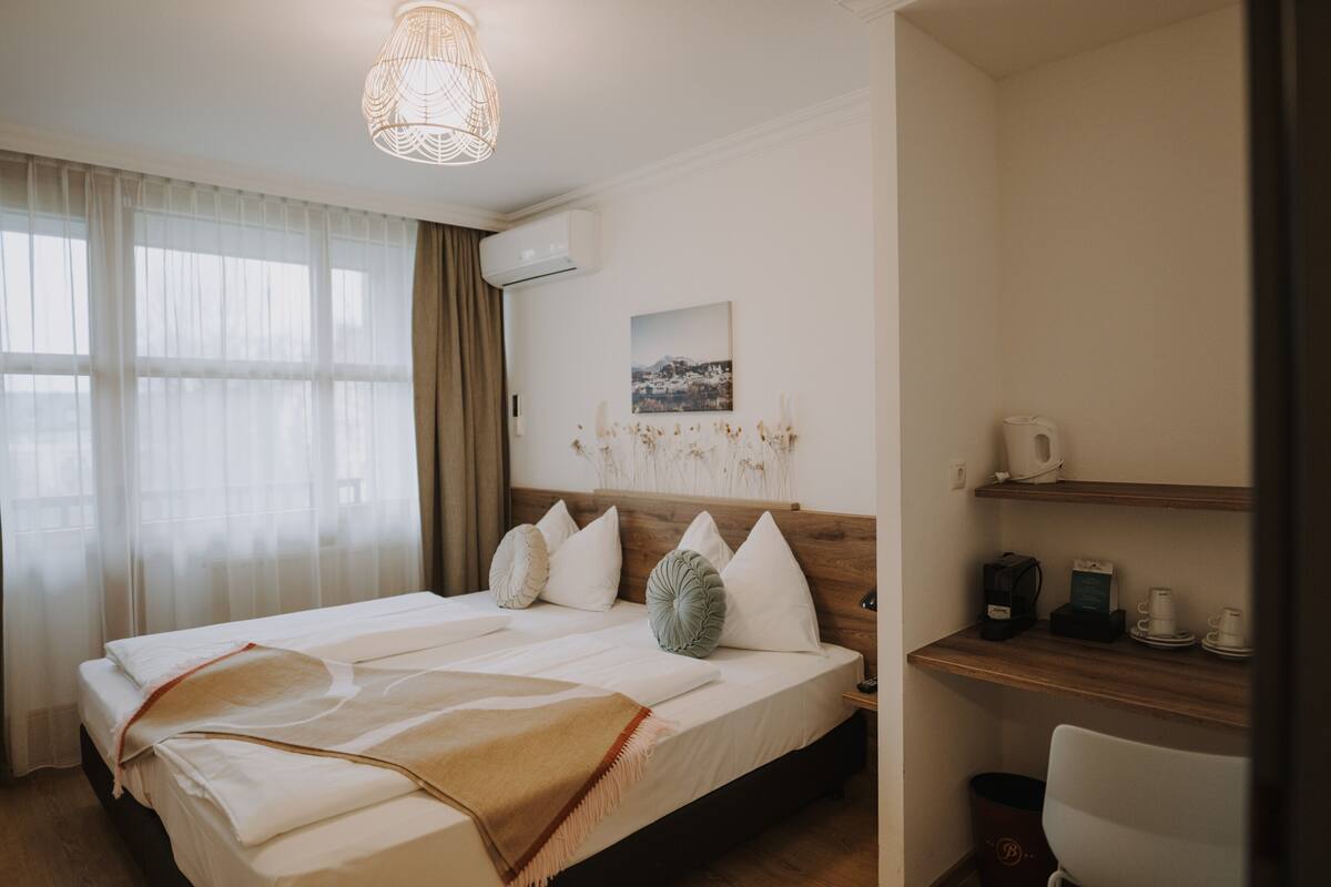 Ropa de cama hipoalergénica y caja de seguridad en la habitación 