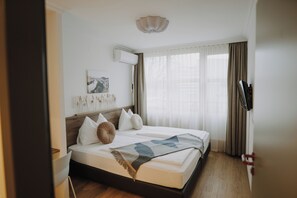 Double Room | Hypo-allergenic bedding, in-room safe, desk, blackout drapes
