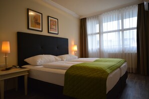 Double Room, Garden View | Hypo-allergenic bedding, in-room safe, desk, blackout curtains - Parkhotel Brunauer (Salzburg)
