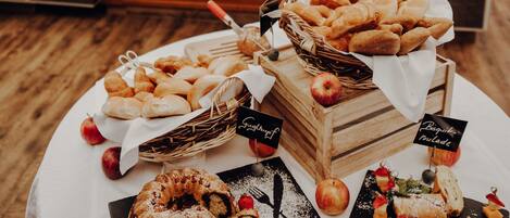 Päivittäinen buffetaamiainen (23 EUR per henkilö)