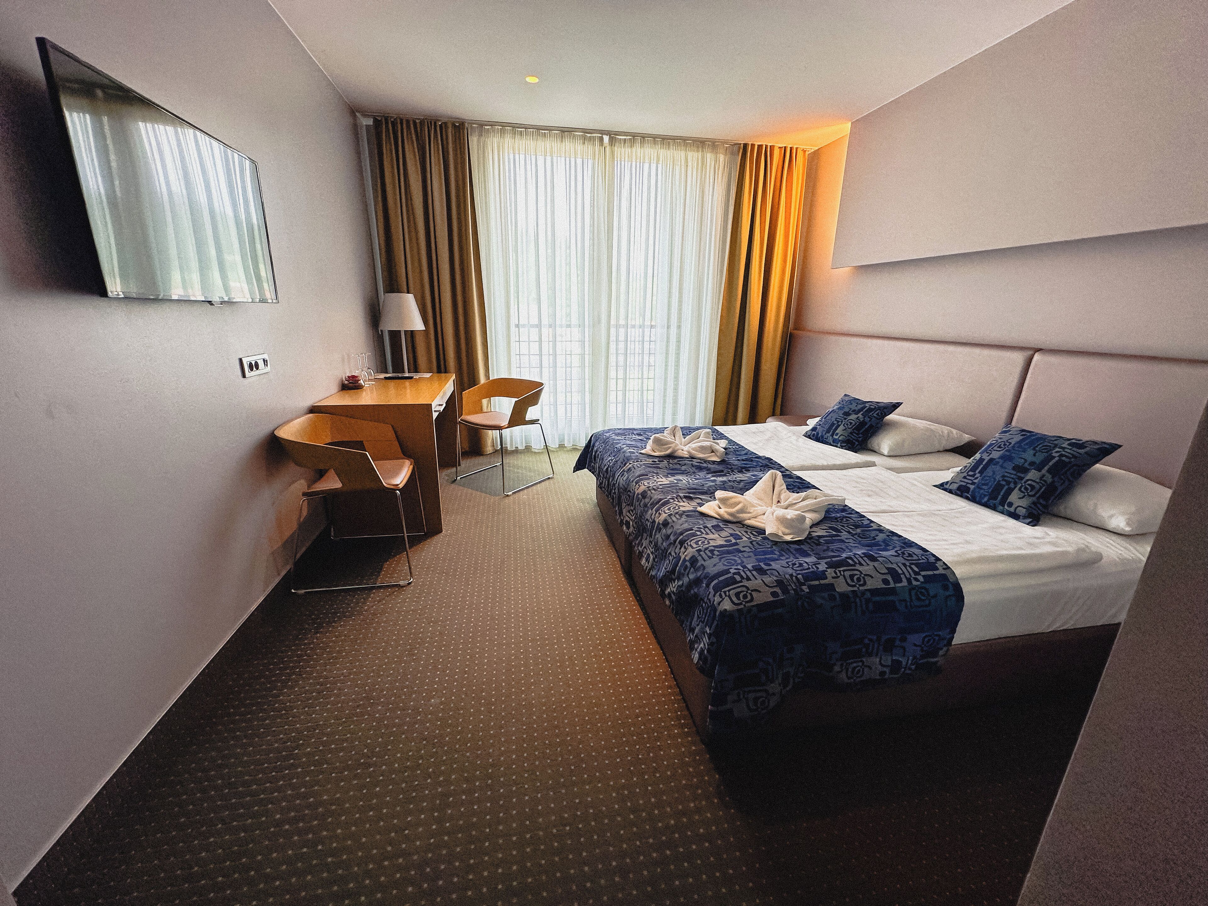 Economy Double Room | มินิบาร์, ตู้นิรภัยในห้องพัก, โต๊ะทำงาน, ผ้าม่านกันแสง