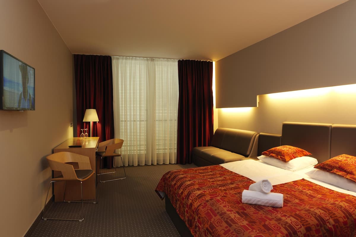 Superior Double Room | Minibar, in-room safe, desk, blackout drapes