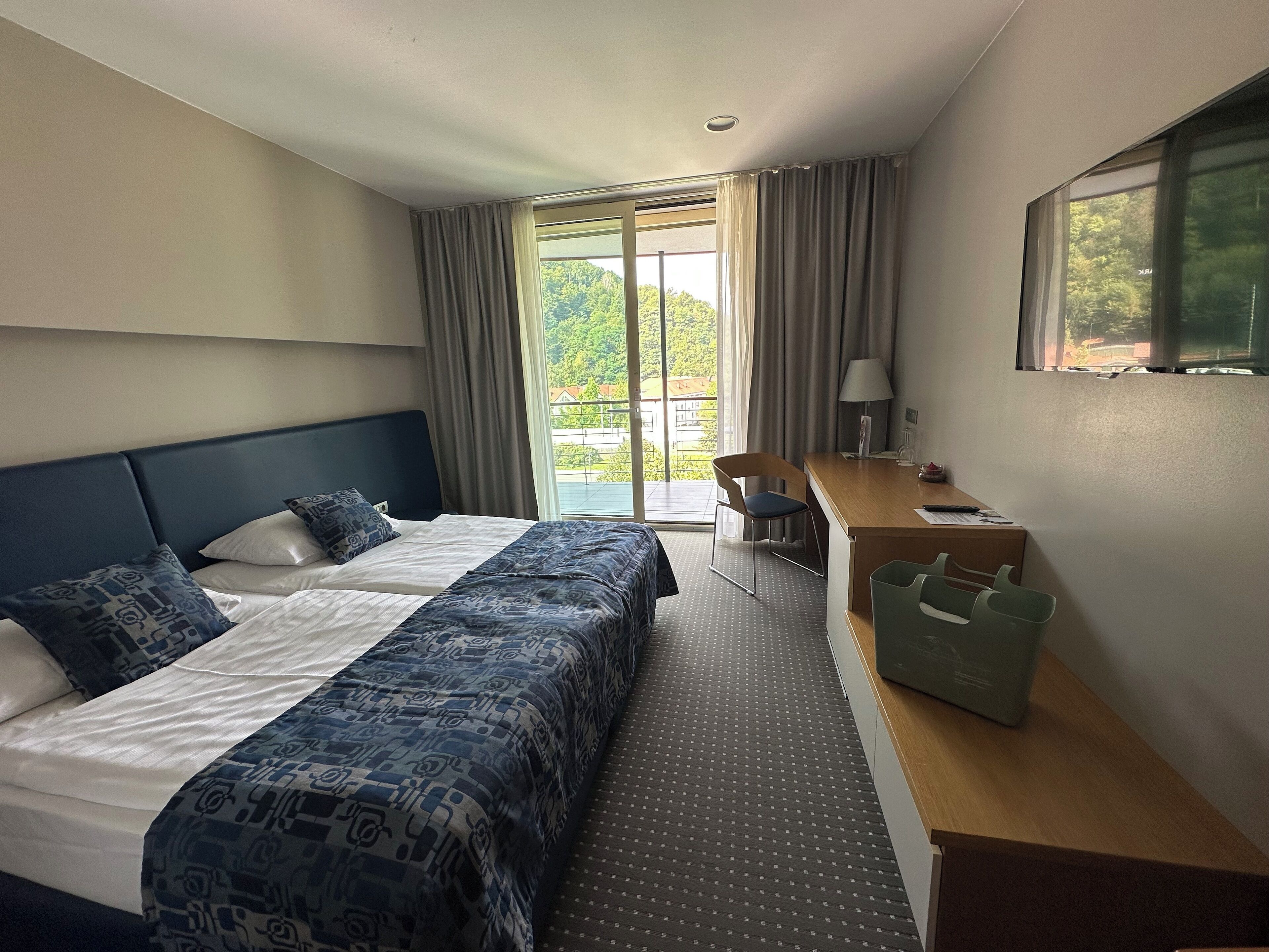 Twin Room with Balcony | มินิบาร์, ตู้นิรภัยในห้องพัก, โต๊ะทำงาน, ผ้าม่านกันแสง