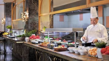 3 restaurantes; se sirve desayuno, almuerzo y cena; cocina internacional