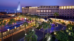 A hotel with a pool, palm trees, and a fountain. - InterContinental Jeddah by IHG (Jeddah)