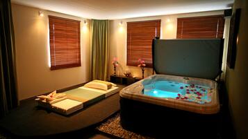 Bañera de hidromasaje cubierta