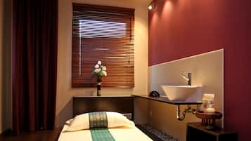 Salas de tratamiento para parejas, sauna y tina de hidromasaje