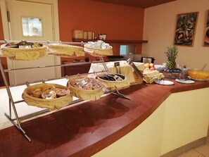 Petit déjeuner buffet (15 EUR par personne)