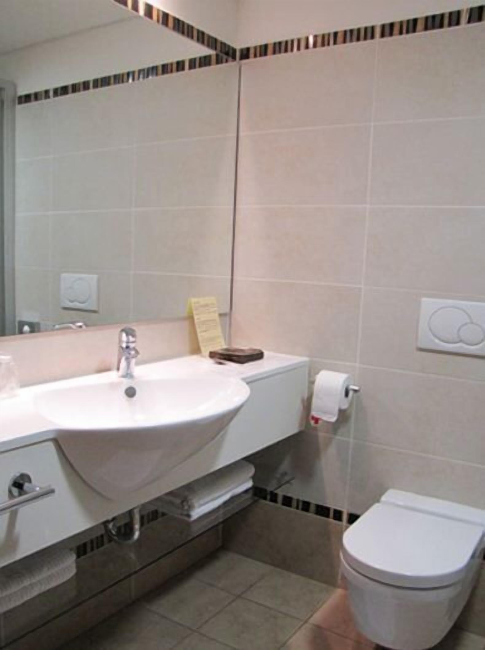 classic double or twin room, 1 double or 2 single beds | bathroom | shower, hair dryer, towels