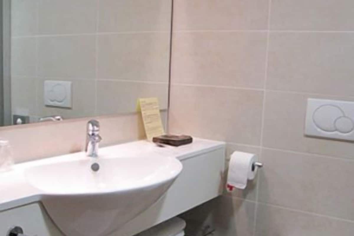 classic double or twin room, 1 double or 2 single beds | bathroom | shower, hair dryer, towels