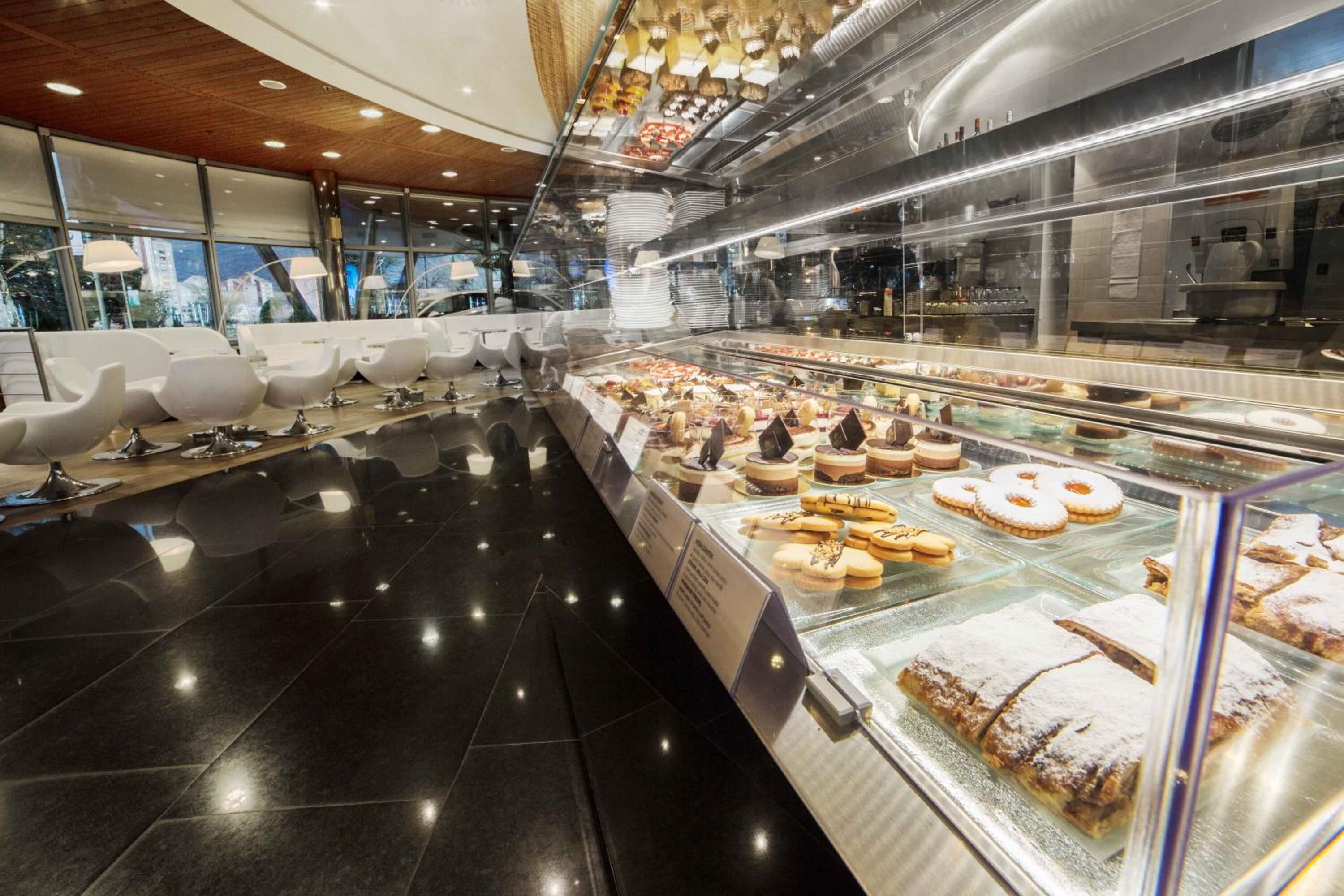 3 か所のレストラン、朝食、ランチ、ディナーに営業 (多国籍料理)