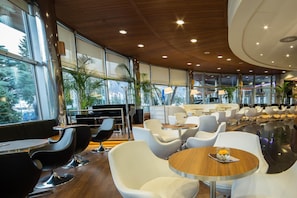 4 bars/lounges