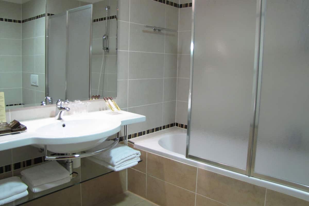 Superior Double or Twin Room, 1 Bedroom | Bathroom | Shower, hair dryer, towels