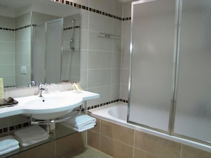 Superior Double or Twin Room, 1 Bedroom | Bathroom