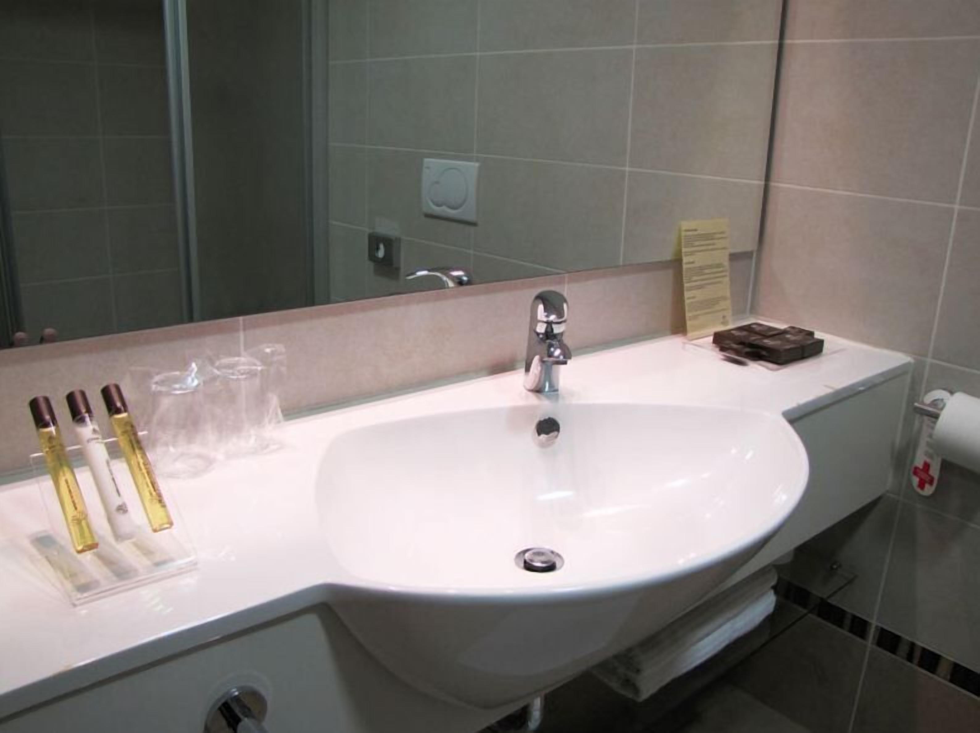 classic double or twin room, 1 double or 2 single beds | bathroom sink