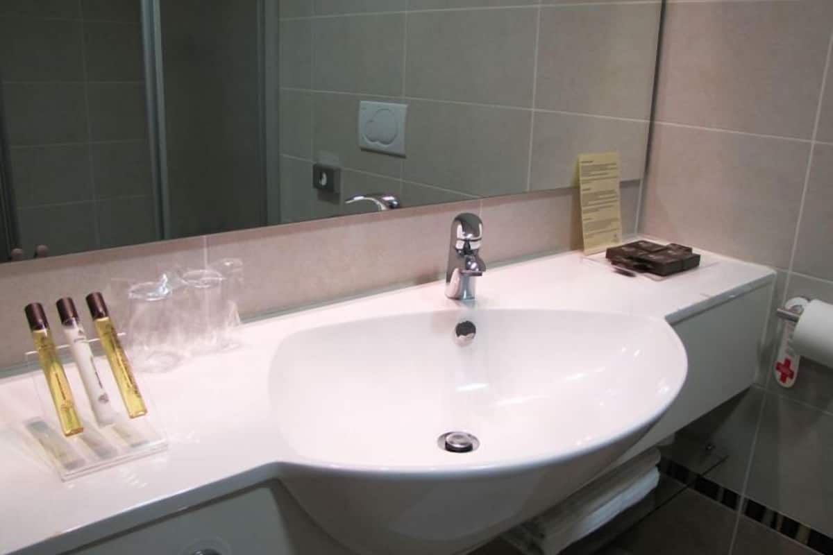 classic double or twin room, 1 double or 2 single beds | bathroom sink