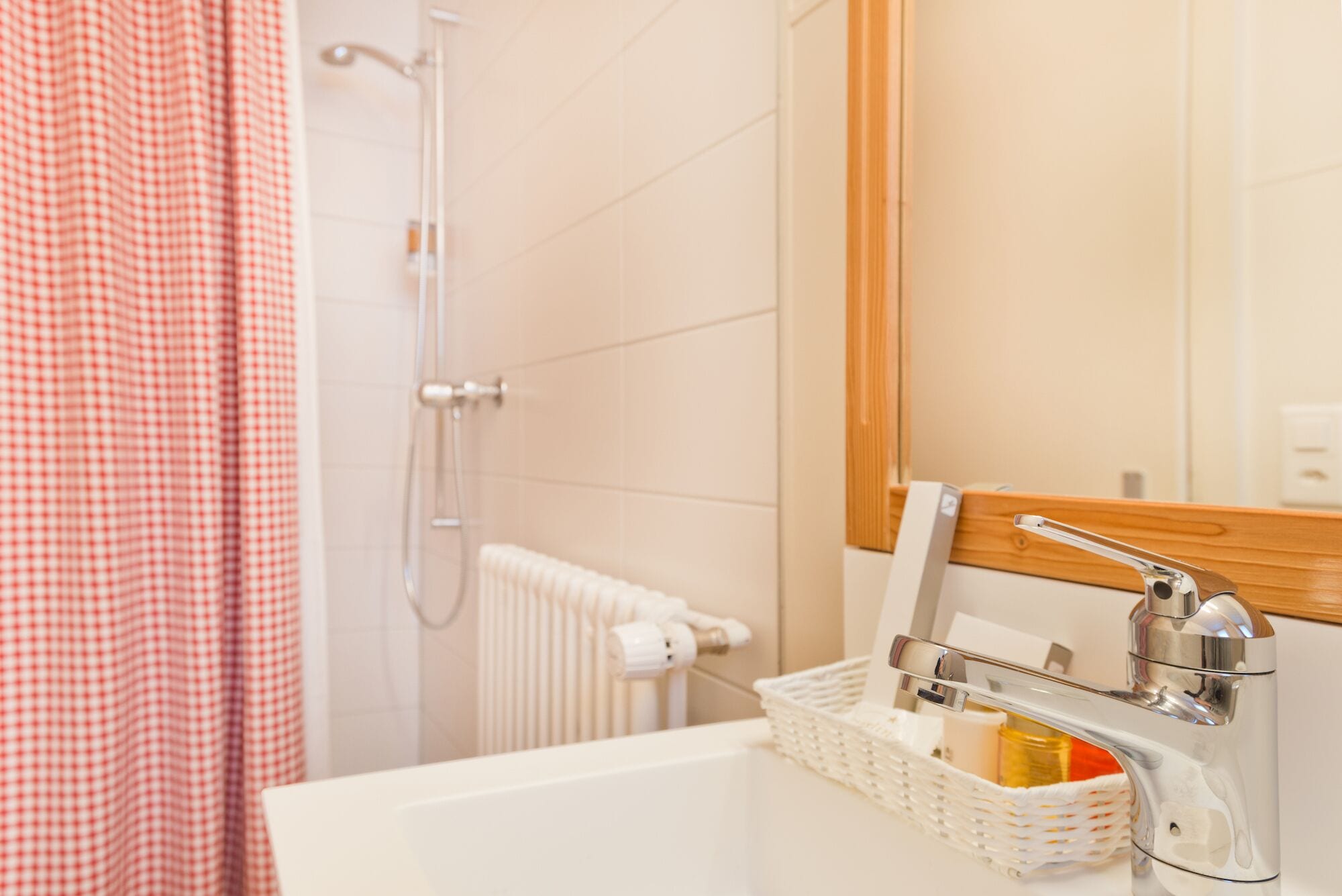 Ein Badezimmer mit einer weißen Badewanne, einer Dusche und einem Spiegel.