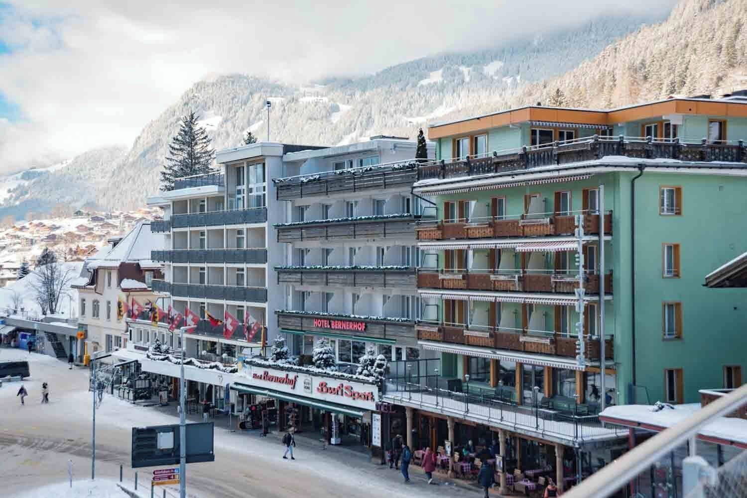 Un hotel con varios pisos, balcones y un restaurante llamado "Bergnerhof" en primer plano.