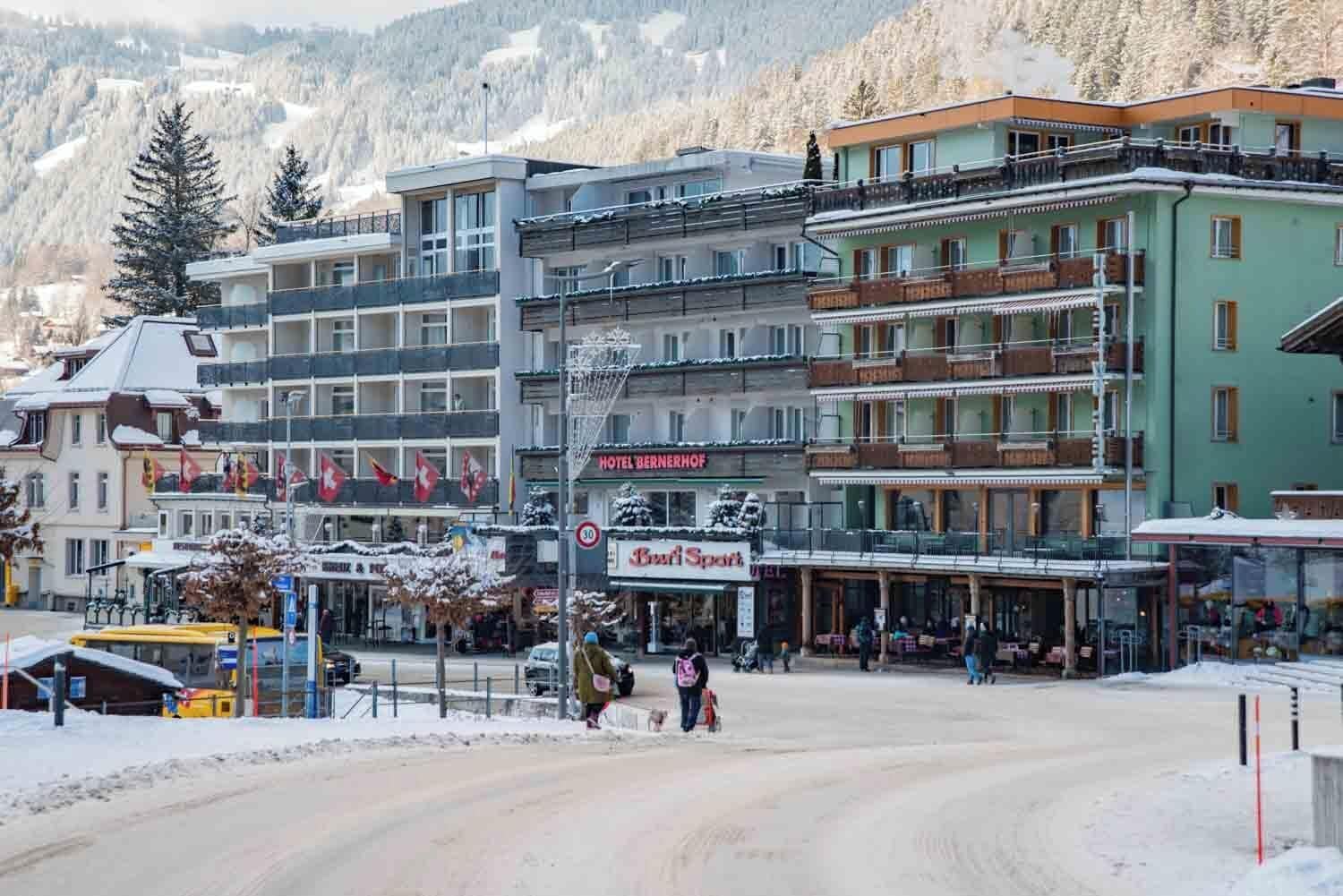 Un hotel con varios pisos, balcones y un cartel que dice 'Hotel Bernerhof'.