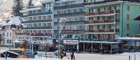 Un hotel con varios pisos, balcones y un cartel que dice 'Hotel Bernerhof'.