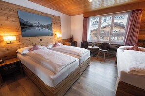 Standaard driepersoonskamer | Een minibar, een kluis op de kamer, een bureau, gratis wifi